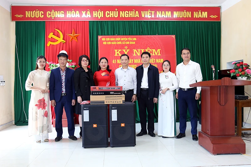 Lãnh đạo Ủy ban nhân dân huyện Yên Sơn, Văn phòng Báo Nhân Dân tại Tuyên Quang và nhà tài trợ trao tặng hệ thống loa cho Trường mầm non xã Kim Quan.