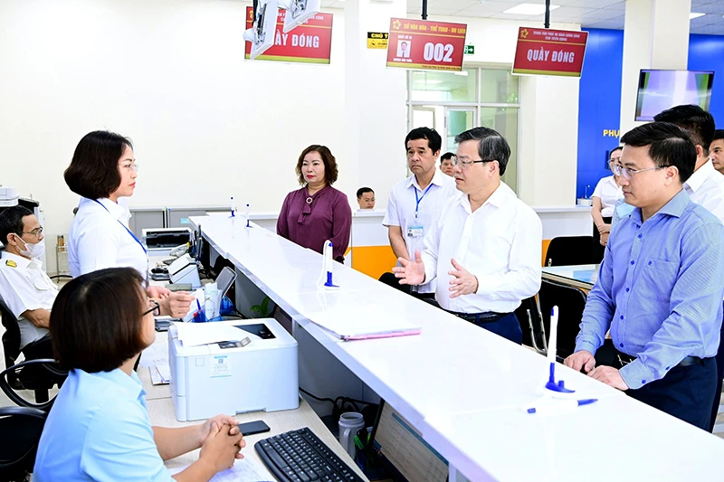 Chủ tịch Ủy ban nhân dân tỉnh Tuyên Quang Nguyễn Văn Sơn kiểm tra hoạt động của Trung tâm phục vụ hành chính công.