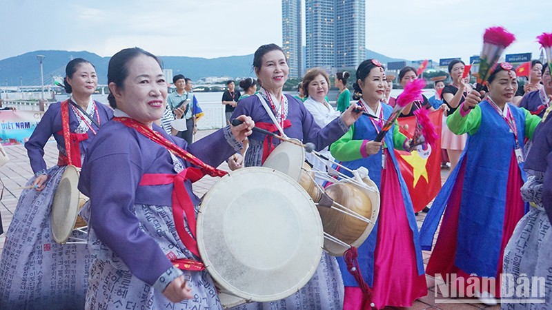 Các nghệ sĩ biểu diễn dọc khu vực đi bộ ven sông Hàn.