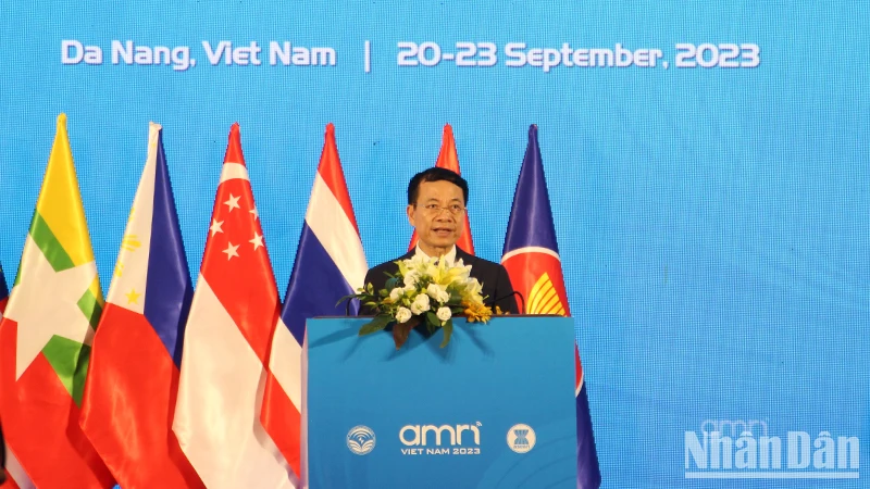 Bộ trưởng Thông tin và Truyền thông Nguyễn Mạnh Hùng phát biểu tại Hội nghị.