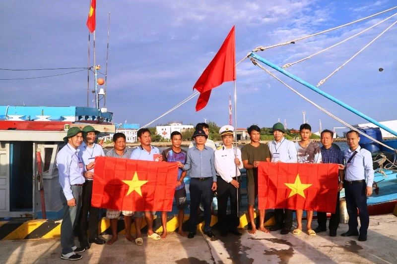 Bí thư Tỉnh ủy Lào Cai Đặng Xuân Phong trao tặng cờ Tổ quốc cho ngư dân ở Trường Sa.