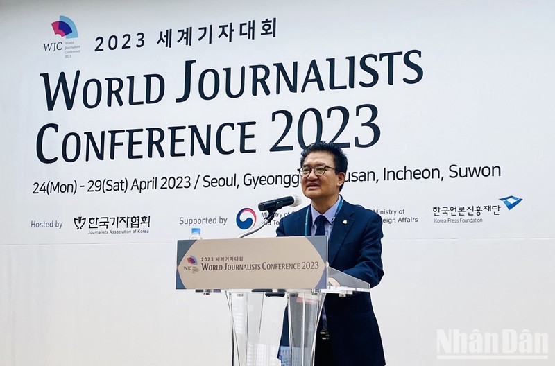 Chủ tịch Hiệp hội Nhà báo Hàn Quốc Kim Dong Hoon phát biểu khai mạc Hội nghị.