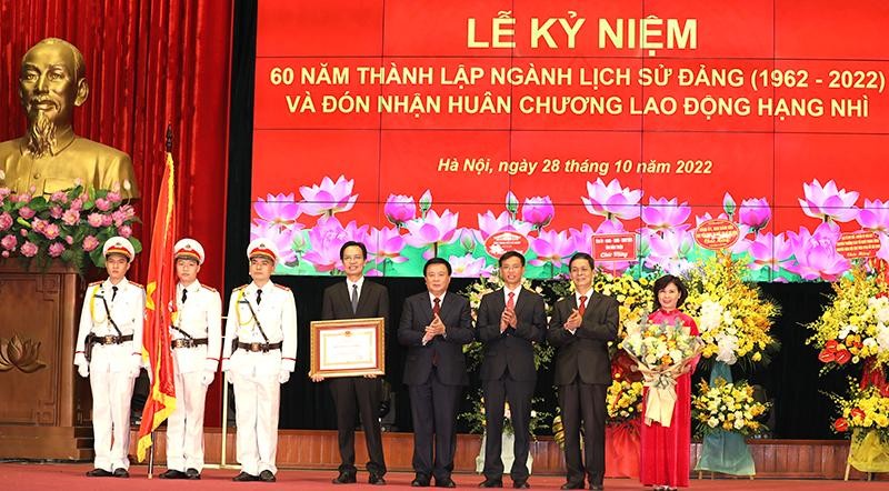 Thay mặt lãnh đạo Đảng, Nhà nước, GS,TS Nguyễn Xuân Thắng trao tặng Huân chương Lao động hạng Nhì cho Viện Lịch sử Đảng. (Ảnh: HCMA)