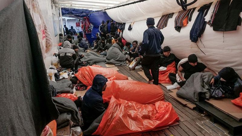 Người di cư ngủ trên boong của tàu cứu hộ “Ocean Viking” trên biển Địa Trung Hải ngày 6/11/2022 (Ảnh: SOS Mediterranee/ REUTERS)