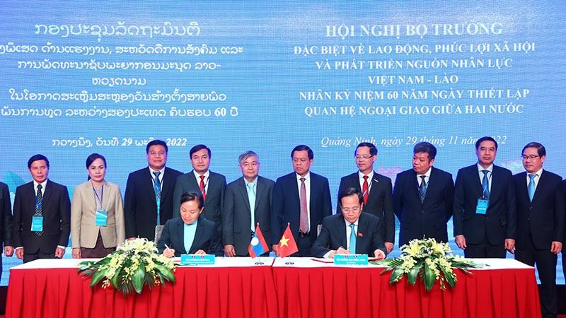 Bộ trưởng Lao động-Thương binh và Xã hội Việt Nam và Bộ trưởng Lao động và Phúc lợi xã hội Lào ký kết Thỏa thuận hợp tác về lĩnh vực phát triển nguồn nhân lực ngày 29/11 tại Quảng Ninh. (Ảnh: Molisa)