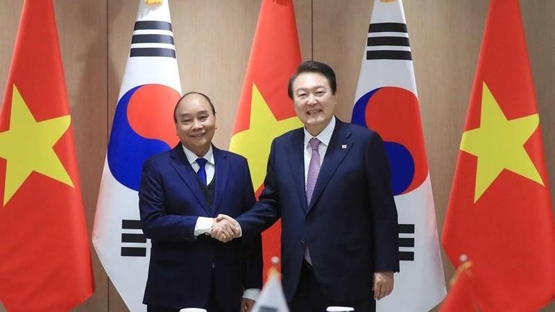 Chủ tịch nước Nguyễn Xuân Phúc hội đàm với Tổng thống Hàn Quốc Yoon Suk Yeol. (Ảnh: TTXVN)