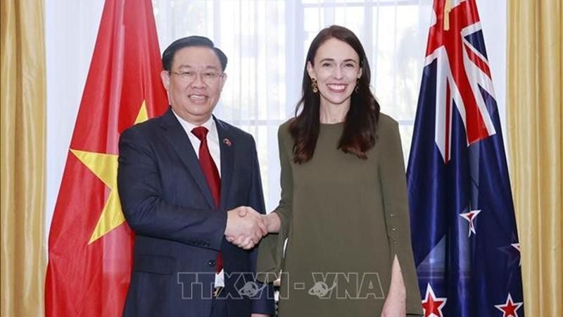 Chủ tịch Quốc hội Vương Đình Huệ hội kiến Thủ tướng New Zealand Jacinda Ardern. (Ảnh: TTXVN)