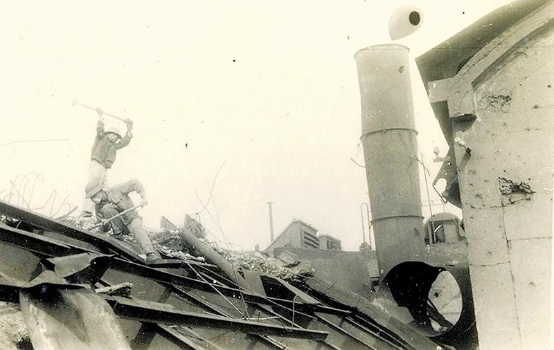 Cán bộ-công nhân viên khôi phục Nhà máy Điện Yên Phụ sau những trận ném bom của máy bay Mỹ. (Ảnh: Văn hóa EVN)