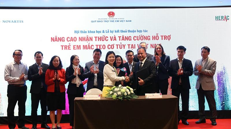 Đại diện Quỹ Bảo trợ trẻ em Việt Nam và Công ty TNHH Novartis Việt Nam ký Thỏa thuận hợp tác. (Ảnh: Mạnh Đức)