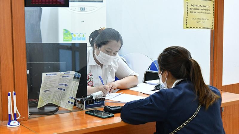 Người lao động làm thủ tục về bảo hiểm thất nghiệp tại Trung tâm Dịch vụ việc làm Hà Nội. (Ảnh: Thủy Nguyên)