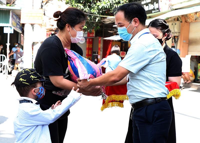Trao hỗ trợ người dân ở Hà Nội trong đại dịch Covid-19, tháng 8/2021. (Ảnh: Duy Linh).