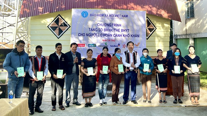 Đại diện lãnh đạo Bảo hiểm xã hội Việt Nam trao tặng sổ bảo hiểm xã hội, thẻ bảo hiểm y tế cho người có hoàn cảnh khó khăn ở xã Biển Hồ, thành phố Pleiku Gia Lai. (Ảnh: HÀ LY)