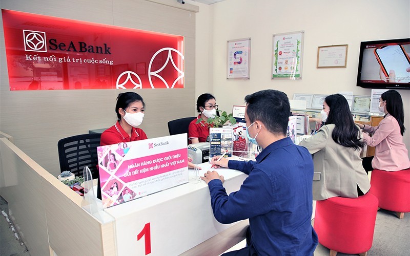 Giao dịch khách hàng tại Ngân hàng thương mại cổ phần Ðông Nam Á (SeABank).