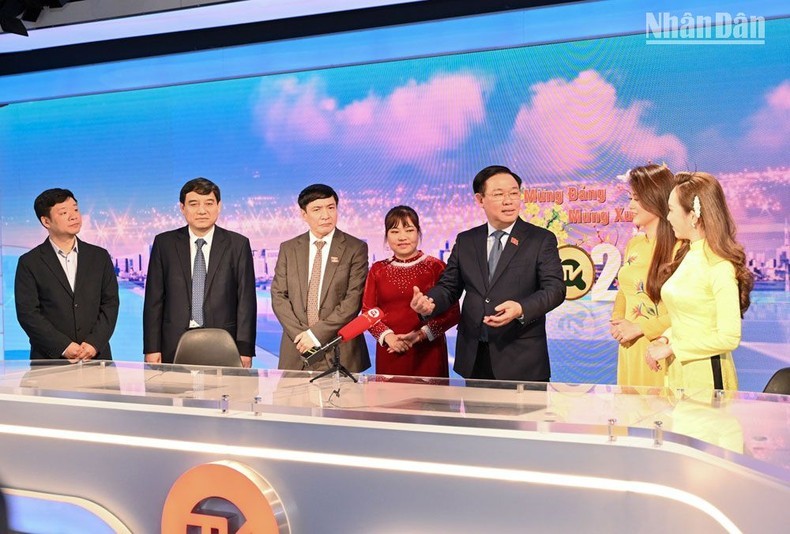 Chủ tịch Quốc hội Vương Đình Huệ và các đại biểu thăm Truyền hình Quốc hội Việt Nam. (Ảnh: Duy Linh)
