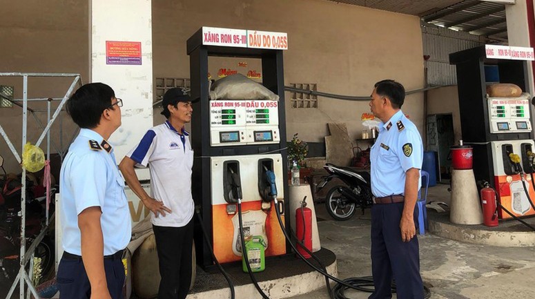Lực lượng chức năng kiểm tra một cửa hàng xăng dầu tại tỉnh An Giang thời điểm tháng 9/2022. (Ảnh minh họa: nhandan.vn)