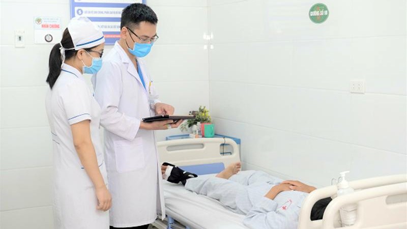 Theo dõi, điều trị và chăm sóc người bệnh tại Bệnh viện đa khoa thành phố Vinh, Nghệ An. (Ảnh: nhandan.vn)