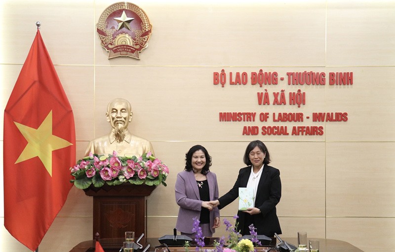 Thứ trưởng Nguyễn Thị Hà và Đại sứ Katherine Tai chụp ảnh lưu niệm. (Ảnh: Molisa)