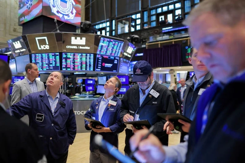 Các nhà giao dịch tại Sàn giao dịch chứng khoán New York (NYSE) ở Manhattan, thành phố New York, Mỹ, ngày 11/11/2022. (Ảnh: Reuters)