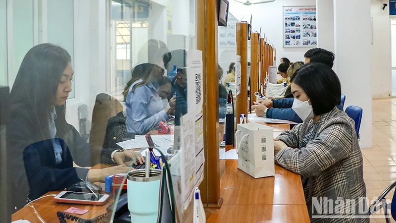 Người lao động thực hiện thủ tục về bảo hiểm thất nghiệp tại Trung tâm Dịch vụ việc làm Hà Nội. (Ảnh: Nhật Quang)