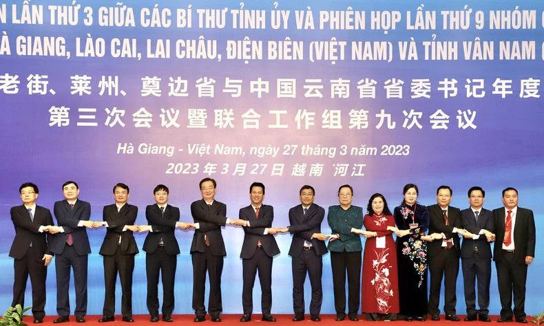 Lãnh đạo các tỉnh biên giới Việt Nam và tỉnh Vân Nam (Trung Quốc) chụp ảnh đoàn kết chúc mừng thành công hội nghị.
