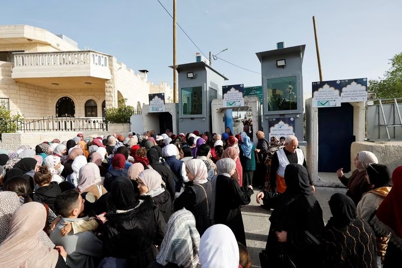 Người Palestine đi qua một trạm kiểm soát của Israel để tham dự buổi cầu nguyện ngày thứ sáu đầu tiên của tháng Ramadan tại nhà thờ Hồi giáo Al-Aqsa ở Jerusalem, tại thành phố Bethlehem ở Bờ Tây do Israel chiếm đóng ngày 24/3/2023. (Ảnh: Reuters)