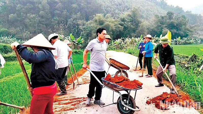  Cán bộ huyện Yên Bình (tỉnh Yên Bái) tham gia tu sửa đường giao thông nông thôn trong hoạt động "Ngày cuối tuần cùng dân" tại thôn Nà Ké, xã Ngọc Chấn. (Ảnh: Thanh Sơn)