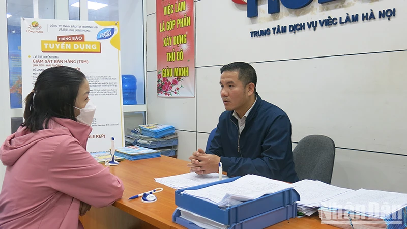 Lao động tìm hiểu thông tin tại phiên giao dịch việc làm của Trung tâm Dịch vụ việc làm Hà Nội, tháng 2/2023 (Ảnh: Ngân Anh)