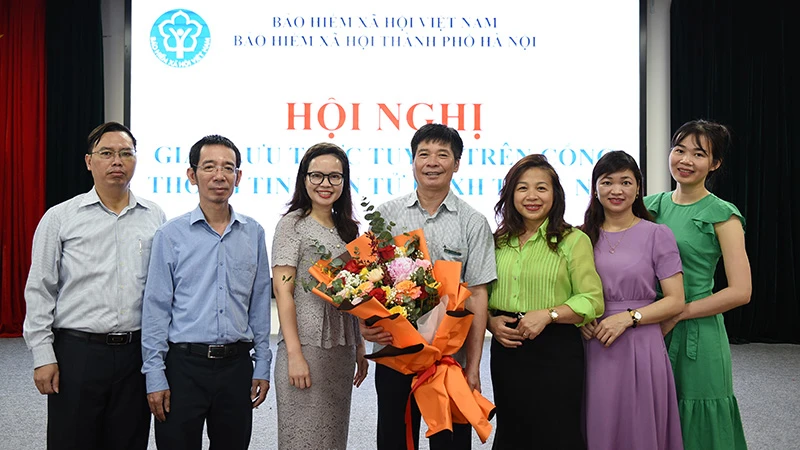 Đại biểu dự giao lưu trực tuyến của Bảo hiểm xã hội Hà Nội. (Ảnh: HSS)