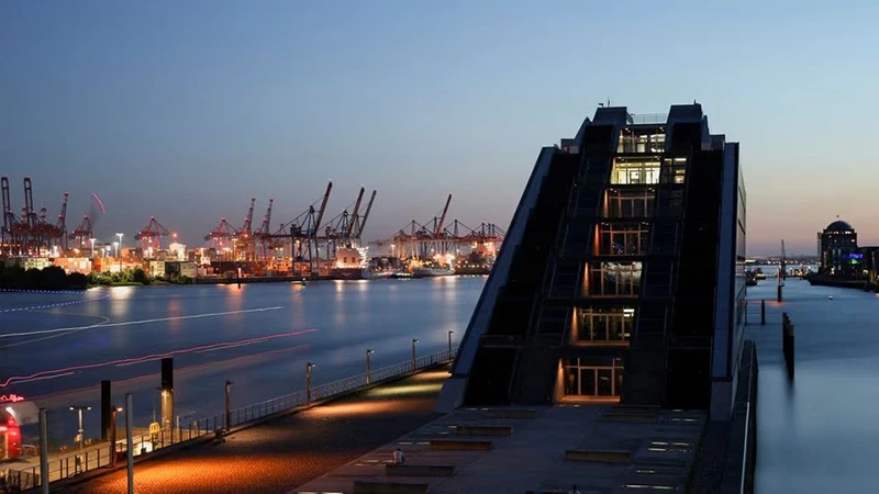 Đưa hàng lên các tàu chở hàng tại một bến container ở cảng Hamburg, Đức, ngày 18/7/2022. (Ảnh: Reuters) 