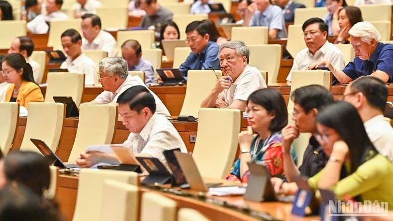 Các đại biểu Quốc hội dự một phiên họp tại Kỳ họp thứ 5, Quốc hội khóa XV. (Ảnh: DUY LINH)