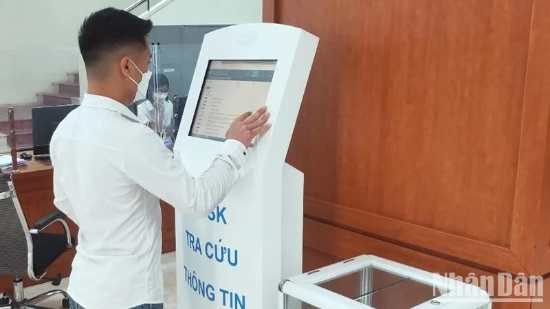 Công dân tra cứu thông tin thủ tục hành chính tại Trung tâm Phục vụ hành chính công tỉnh Thái Bình. (Ảnh: Mai Tú)