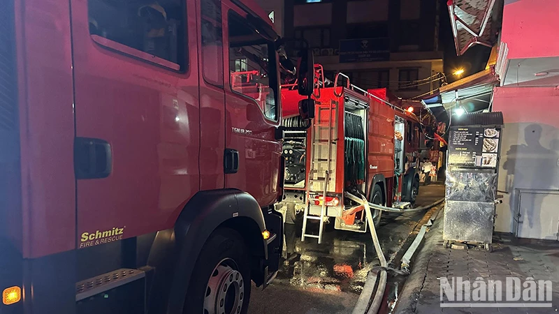 Xe cứu hỏa tới hiện trường vụ cháy chung cư mini tại phố Khương Hạ. (Ảnh: nhandan.vn)