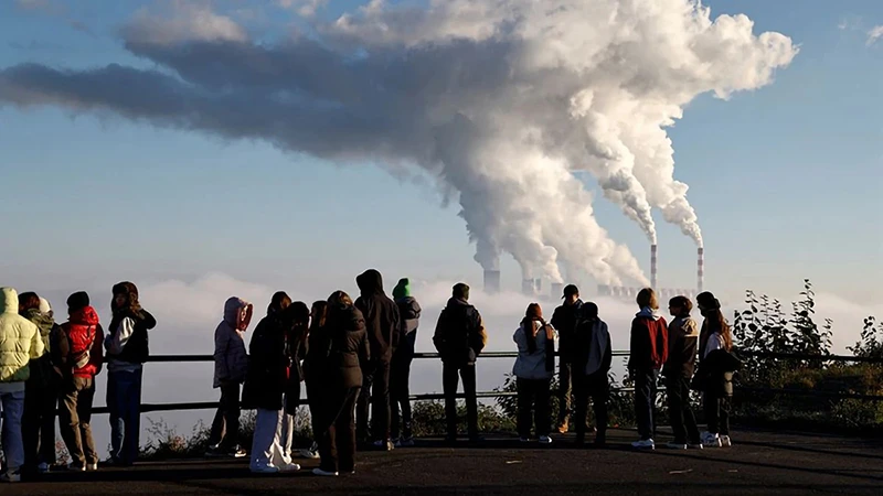 Khói và hơi nước bốc lên từ nhà máy điện Belchatow ở Zlobnica, Ba Lan, ngày 20/10/2022. (Ảnh: Reuters)