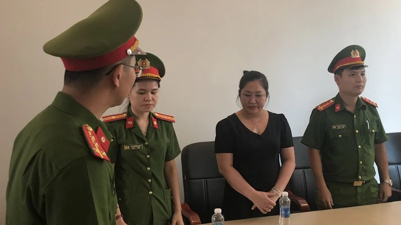 Bà Phan Thị Thanh (áo đen) nghe đọc lệnh bắt giam, ảnh Công an cung cấp