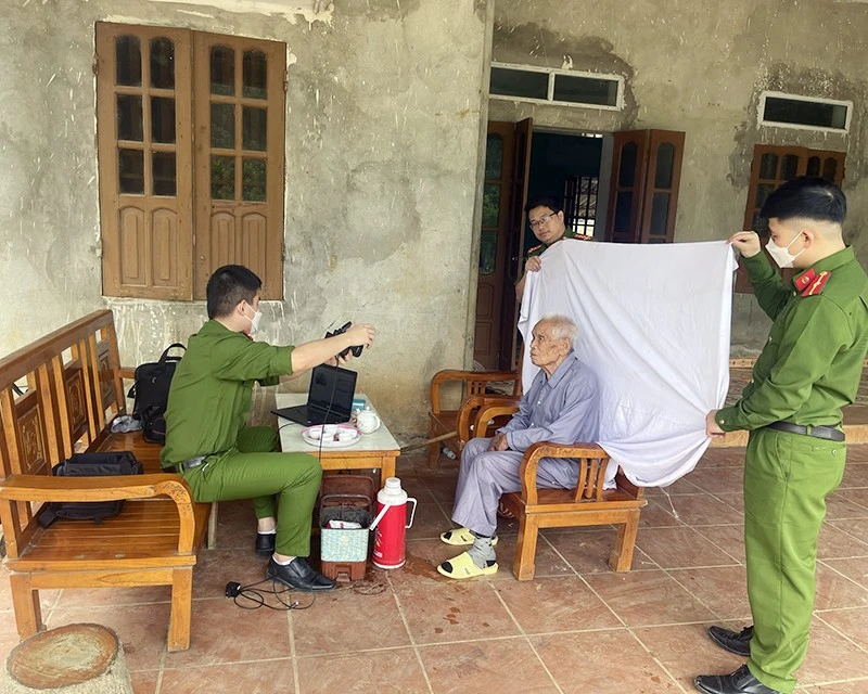 Công an huyện Yên Thủy (Hòa Bình) hỗ trợ người già làm căn cước công dân tại nhà.