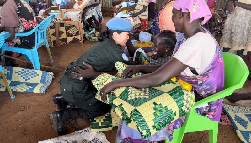 Trung tá Lương Thị Trà Vinh cùng đồng đội trao quà của Hội Phụ nữ Bộ Công an tặng phụ nữ khuyết tật và phụ nữ thiệt thòi tại Trại lánh nạn (IDP Camp 3) ở Juba.