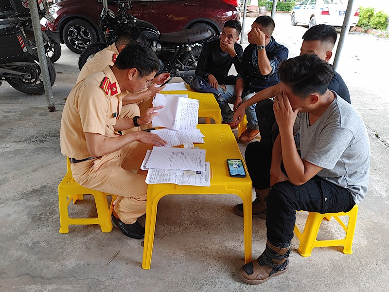 Cảnh sát giao thông làm việc với một số thành viên điều khiển mô-tô phân khối lớn lao trên đường cao tốc.