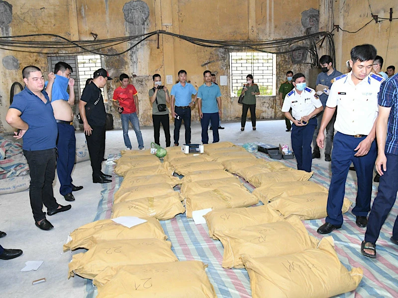 Bao tải ma túy đóng trong bao xi-măng tại kho hàng Công ty TNHH Tường Phát (quận Hồng Bàng, thành phố Hải Phòng).