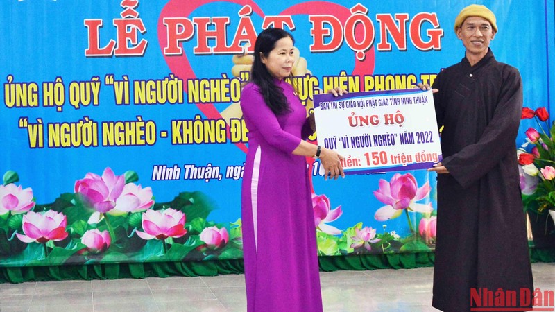 Đại diện lãnh đạo Ủy ban Mặt trận Tổ quốc Việt Nam tỉnh Ninh Thuận tiếp nhận ủng hộ Quỹ “Vì người nghèo” năm 2022 tại lễ phát động.