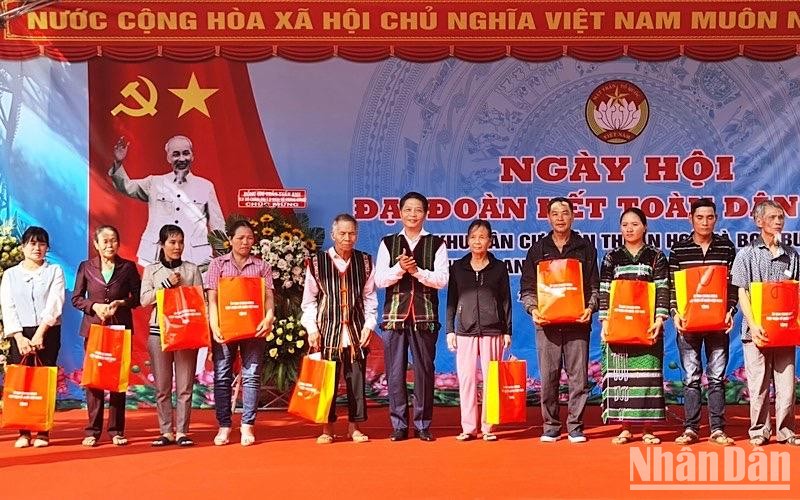 Đồng chí Trần Tuấn Anh trao tặng 12 phần quà cho tập thể và hộ gia đình Liên khu dân cư thôn Thuận Hòa và bon Bu Đắk, xã biên giới Thuận An, huyện Đắk Mil, tỉnh Đắk Nông.