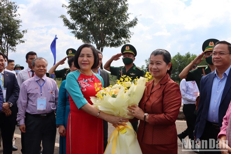 Chủ tịch Hội hữu nghị Việt Nam-Campuchia Nguyễn Thị Thanh tặng hoa chúc mừng bà Men Sam An, Phó Thủ tướng, Chủ tịch Hội Hữu nghị Camphuchia-Việt Nam.