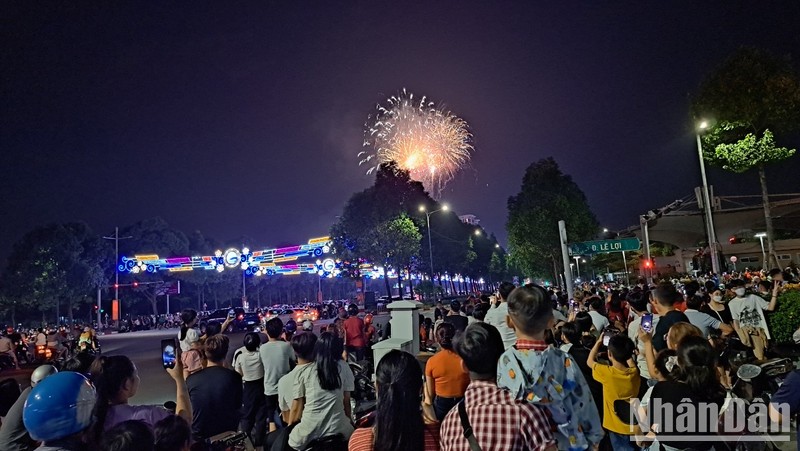 Cả trăm nghìn người đến tham gia các chương trình Đêm hội Giao thừa tại Công viên Trung tâm hành chính tỉnh Bình Dương và xem bắn pháo hoa đêm giao thừa.