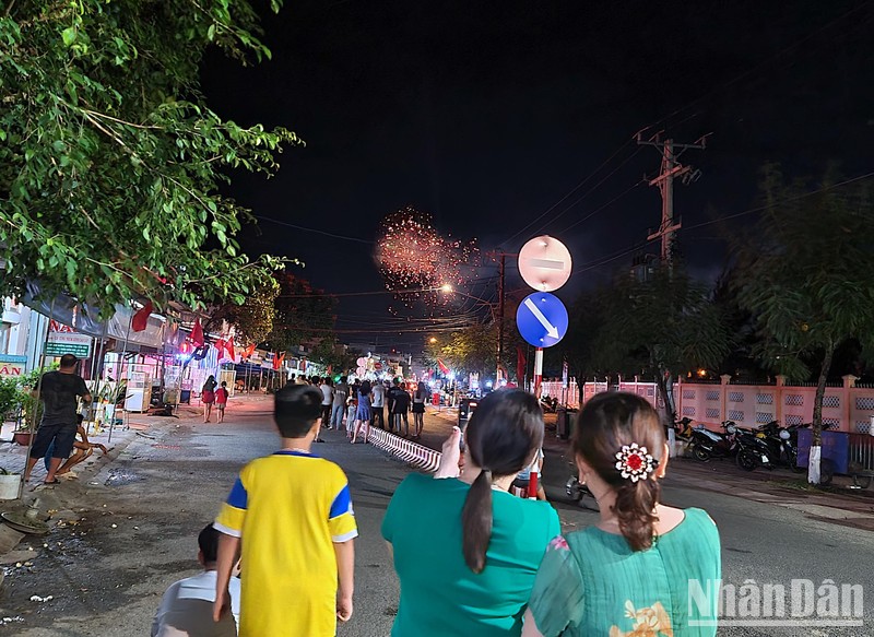 Người dân đổ dồn ra thị trấn Đầm Dơi, huyện Đầm Dơi, tỉnh Cà Mau xem pháo hoa mừng năm mới.