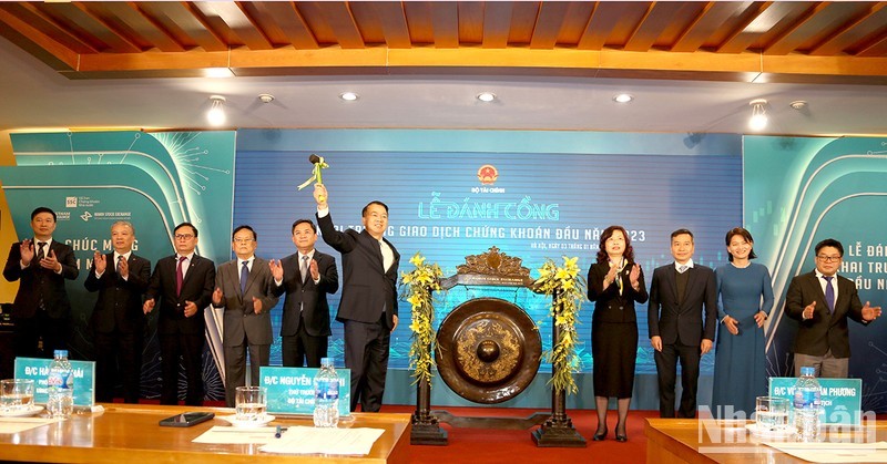 Thứ trưởng Bộ Tài chính Nguyễn Đức Chi thực hiện nghi thức đánh cồng khai trương phiên giao dịch chứng khoán đầu năm 2023