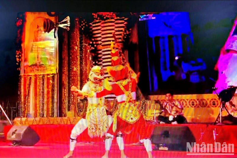 Một trích đoạn sử thi Ramayana do nghệ sĩ Việt Nam biểu diễn tại Ấn Độ.