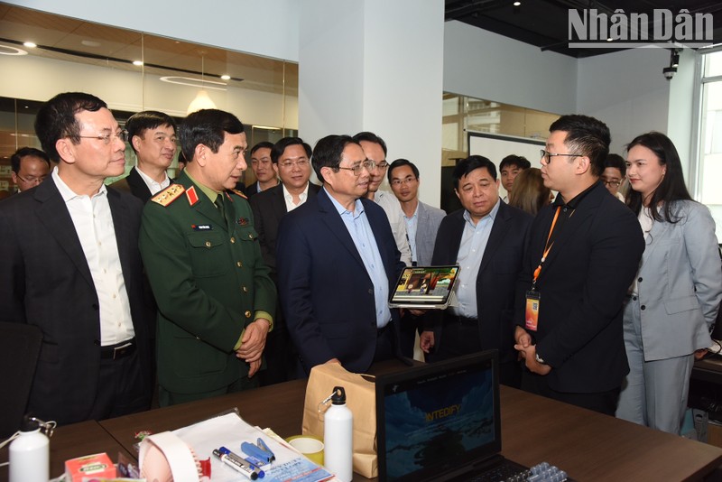 Thủ tướng thăm một số mô hình khởi nghiệp đổi mới sáng tạo đặt tại Trung tâm Đổi mới sáng tạo quốc gia