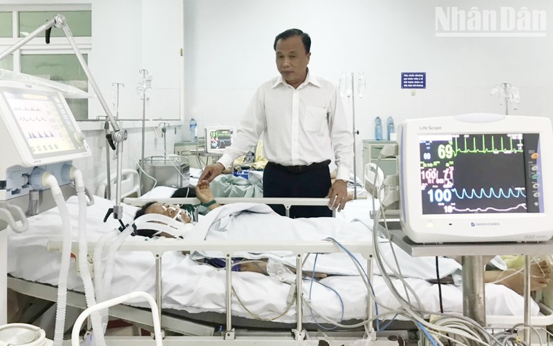Giám đốc Sở Y tế Mai Văn Mười thăm hỏi bệnh nhân bị ngộ độc thực phẩm đang điều trị tại Bệnh viện đa khoa khu vực miền núi phía bắc Quảng Nam.