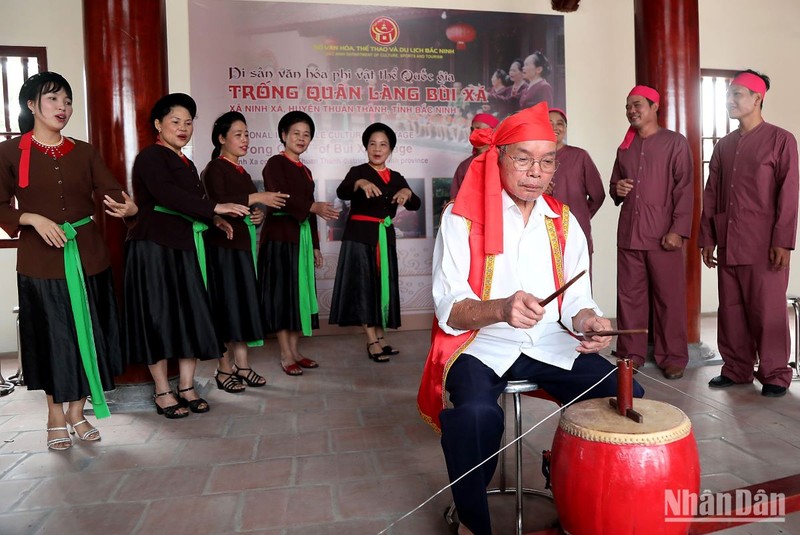 Các nghệ nhân trống quân làng Bùi Xá (Bắc Ninh). (Ảnh: KHIẾU MINH)