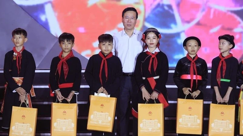 Tại Lễ hội, Chủ tịch nước Võ Văn Thưởng cùng các đồng chí lãnh đạo Đảng, Nhà nước, nguyên lãnh đạo Đảng, Nhà nước đã trao quà tặng các đội viên, thiếu niên tiêu biểu tỉnh Tuyên Quang. (ẢNH: TTXVN)