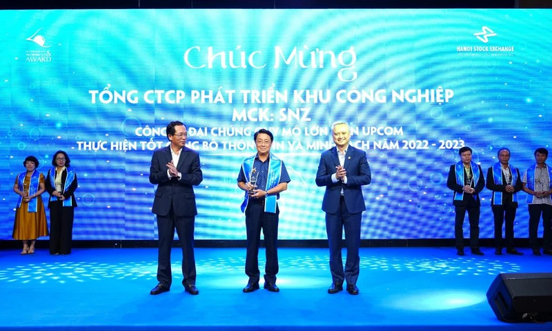 Ông Phạm Trần Hòa Hiệp-Trưởng Ban Quản trị Tổng hợp, Người công bố thông tin của Tổng công ty Sonadezi nhận cúp Công ty đại chúng quy mô lớn trên UPCoM thực hiện tốt công bố thông tin và minh bạch năm 2022-2023.